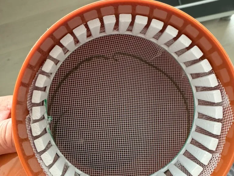 Filter holder for sewer/wastewater/drainage pipe