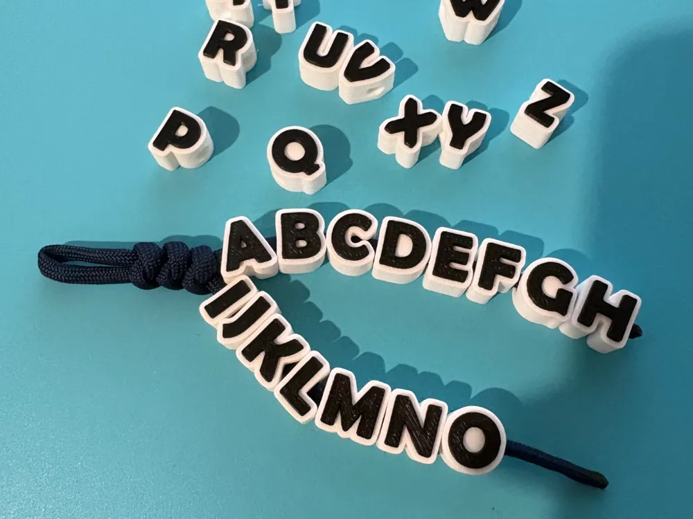 Llavero: Lettres épaisses pour paracorde de 4mm. Referencia del modelo original.