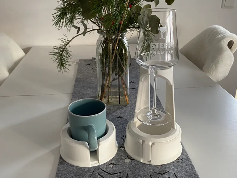 Weinglas und Tassenhalter für die Couch