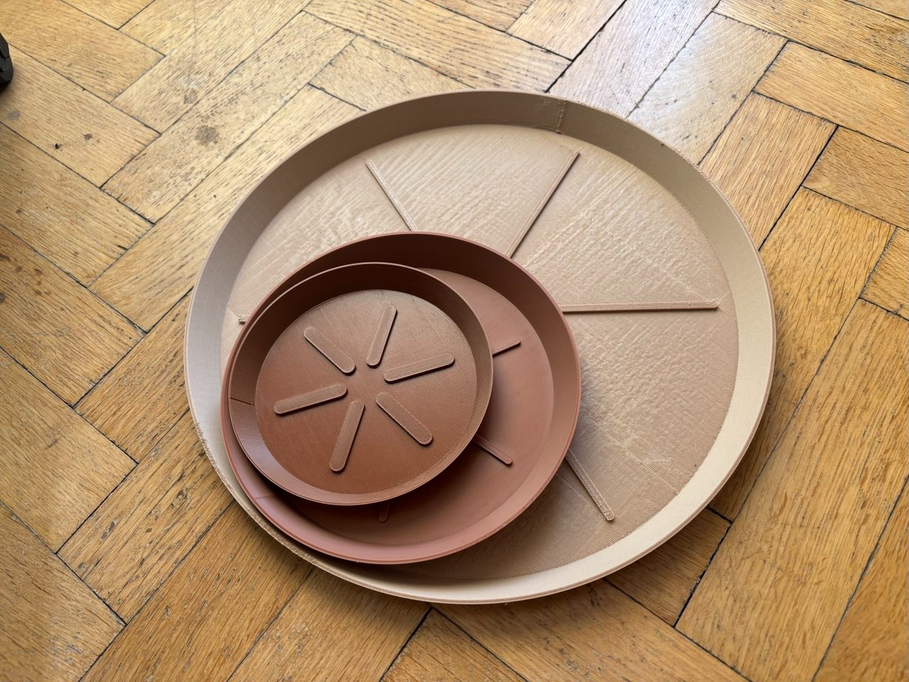 Simple, customizable plant pot tray, plate