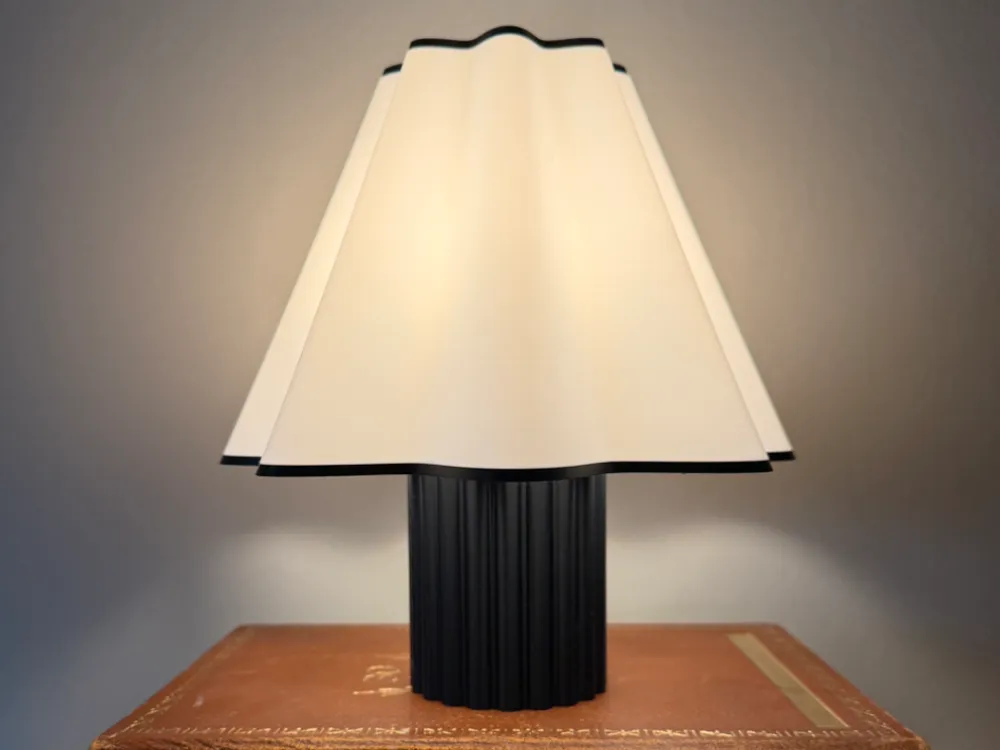 Accesorio de iluminación decorativa: LUCY - Table Lamp. Referencia del modelo original.