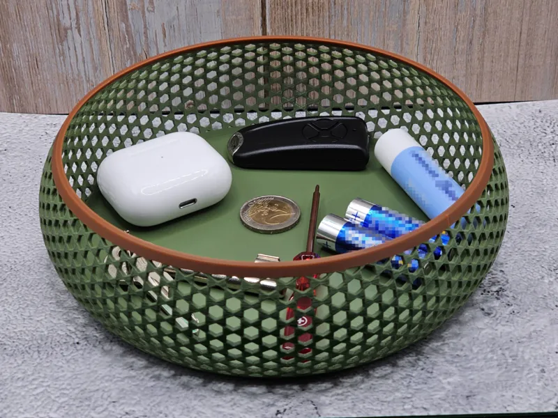 Simple bowl with hexagonal pattern and lid