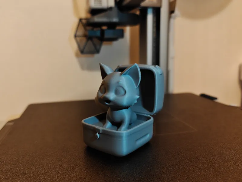 Cat in luggage figure