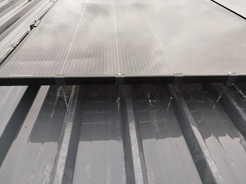 Capillary solar water draining clip