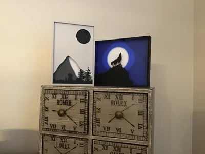Wolf howling - Shadow Box