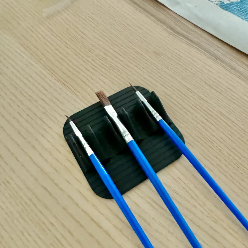 Brushes holder