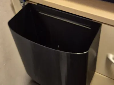 Hanging waste bin/trash can