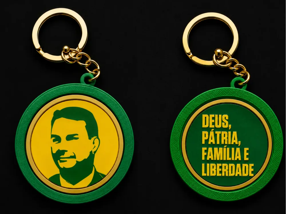 Llavero: Chaveiro Flávio Bolsonaro 22 – Deus Patria Familia. Referencia del modelo original.