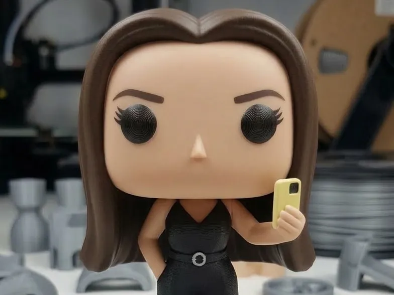 FUNKO 12 CM COM BASE TIRANDO SELFIE