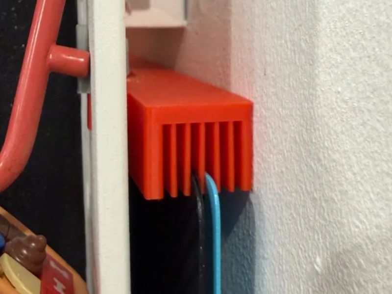 Skadis Build Plate Holder behind board v2