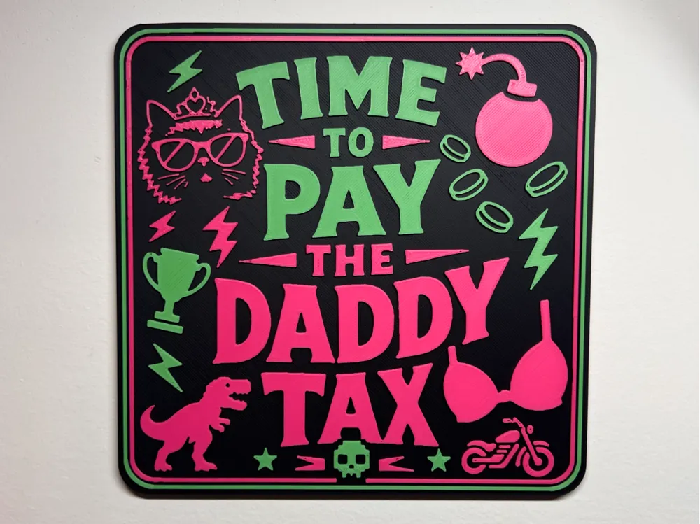 Letrero o emblema decorativo: Time to Pay the Daddy Tax – DCC Inspired Wall Sign. Referencia del modelo original.