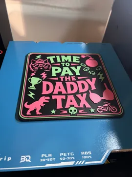 Letrero o emblema decorativo: Time to Pay the Daddy Tax – DCC Inspired Wall Sign — vista de referencia 3