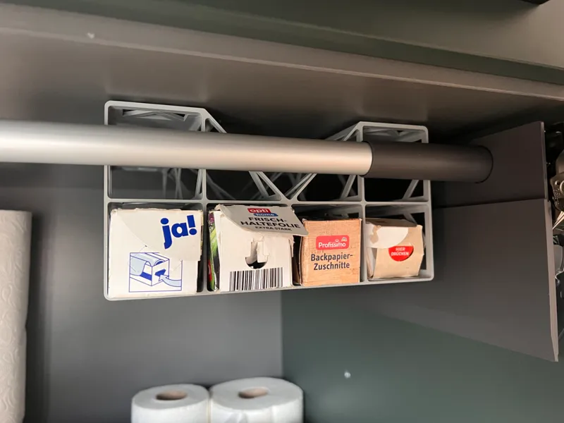Aufbewahrung Backpapier etc. Schrank mit Lifttür