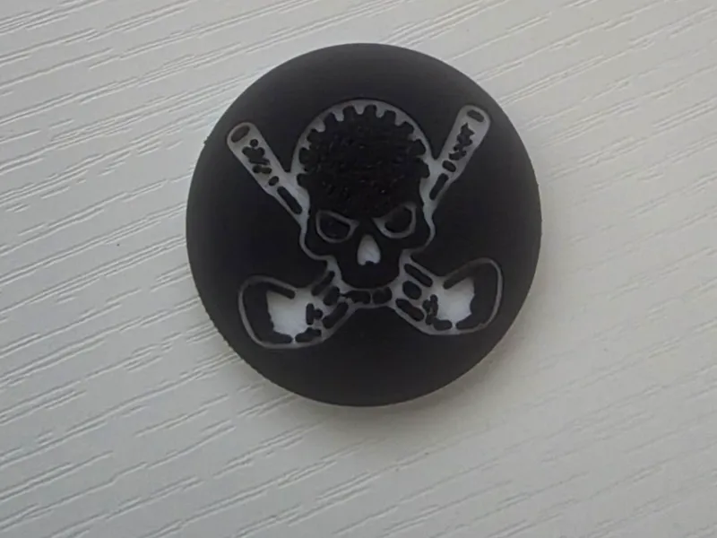 skull and clubs golf ball marker
