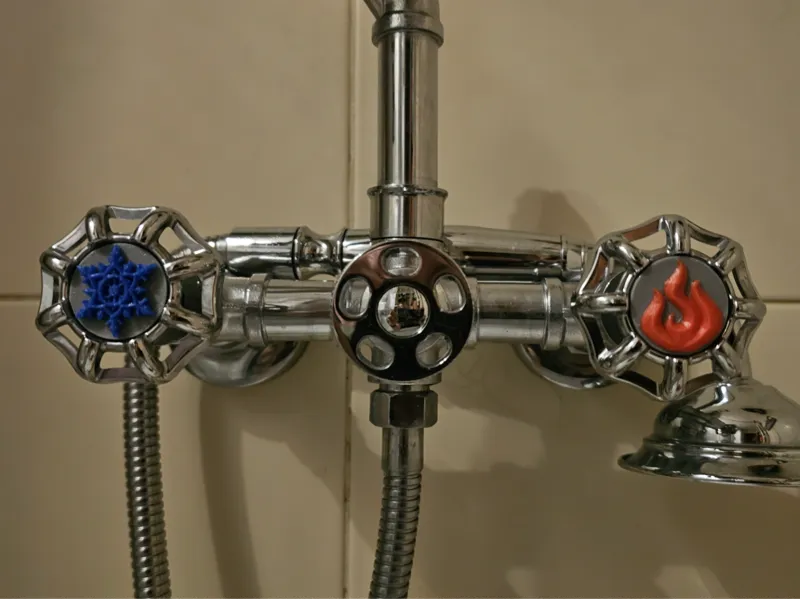 Water symbols hot and cold, fire and ice