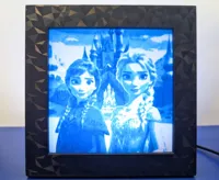 Lithophanie La Reine des Neiges — Elsa et Anna devant le château — photo 2
