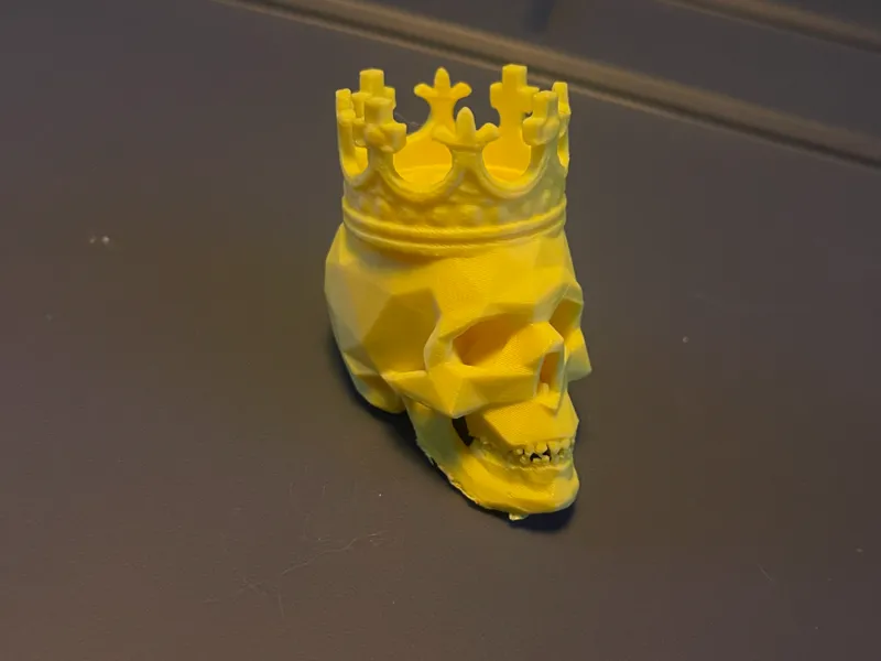 low poly king skull
