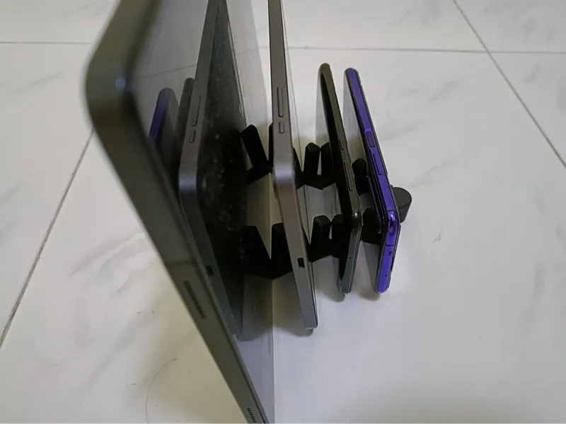 Foldable phone/tablet stand (4 devices)