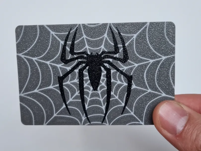 Soporte: Spider-Man Card Holder – contactless payment. Referencia del modelo original.