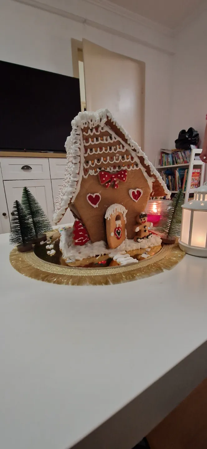 Gingerbread house cake cutting