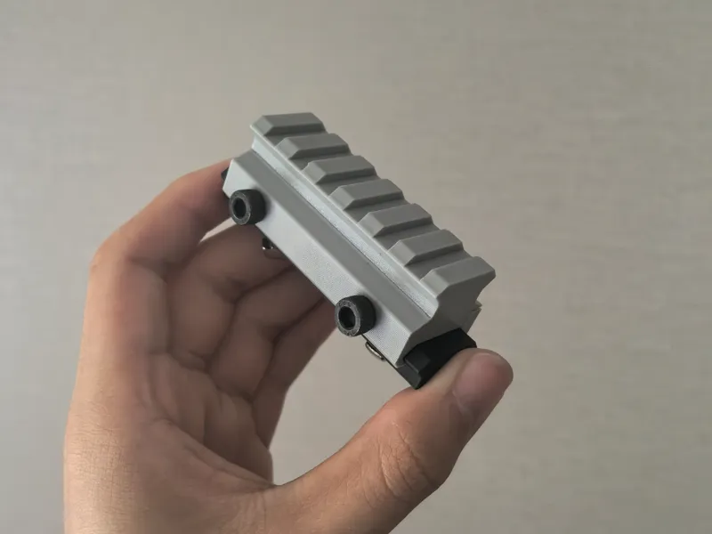Freely adjustable Picatinny rail height mount