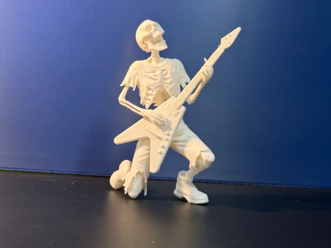 Figurine squelette guitariste