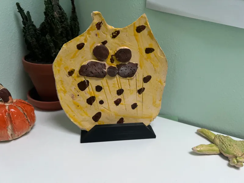 Universal stand for children's ceramic products
