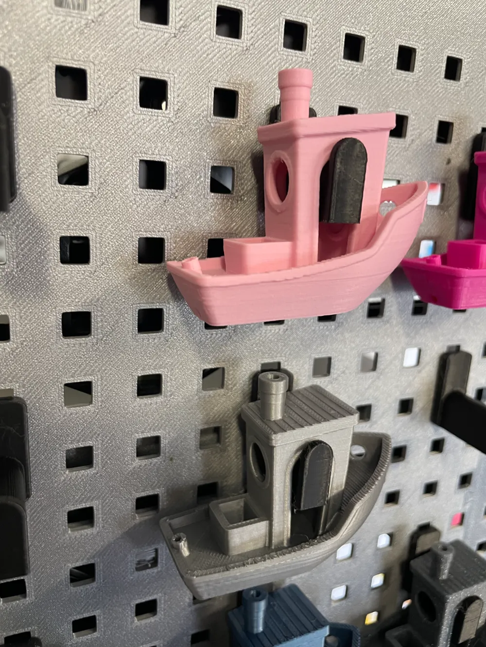 Benchy Pegboard mount by user_1902028194 - MakerWorld