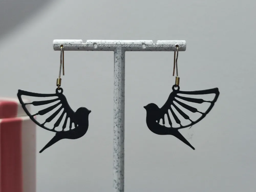 Pendientes: Aretes Libertad en Vuelo. Referencia del modelo original.