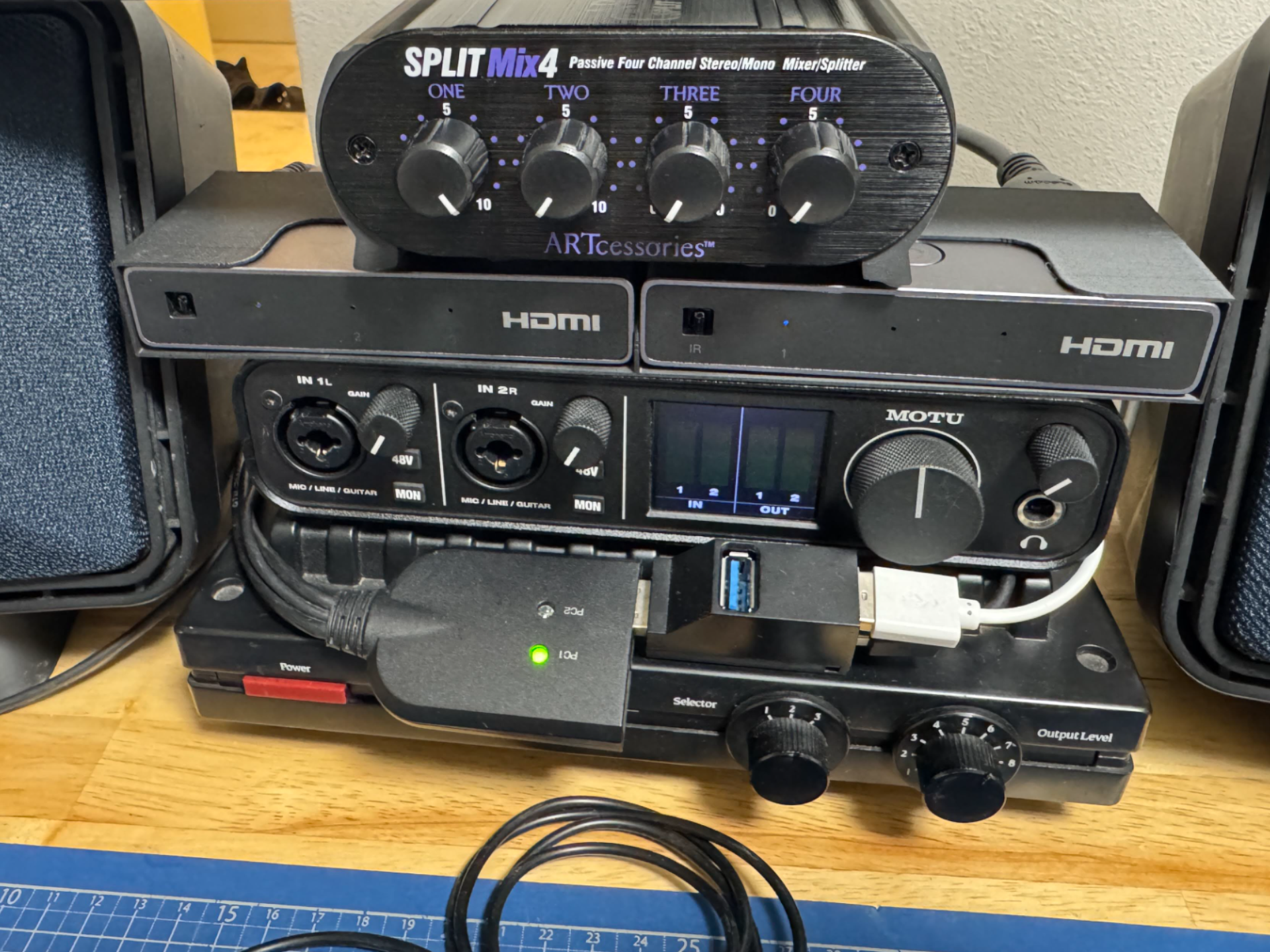 UGREEN 3in1out 8K60Hz HDMI switcher dual dock