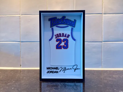 Marco decorativo: Michael Jordan - Space Jam - Jersey Frame — referencia de MakerWorld