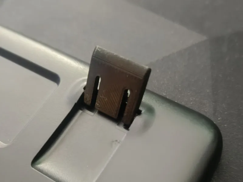 Logitech K220 kickstand
