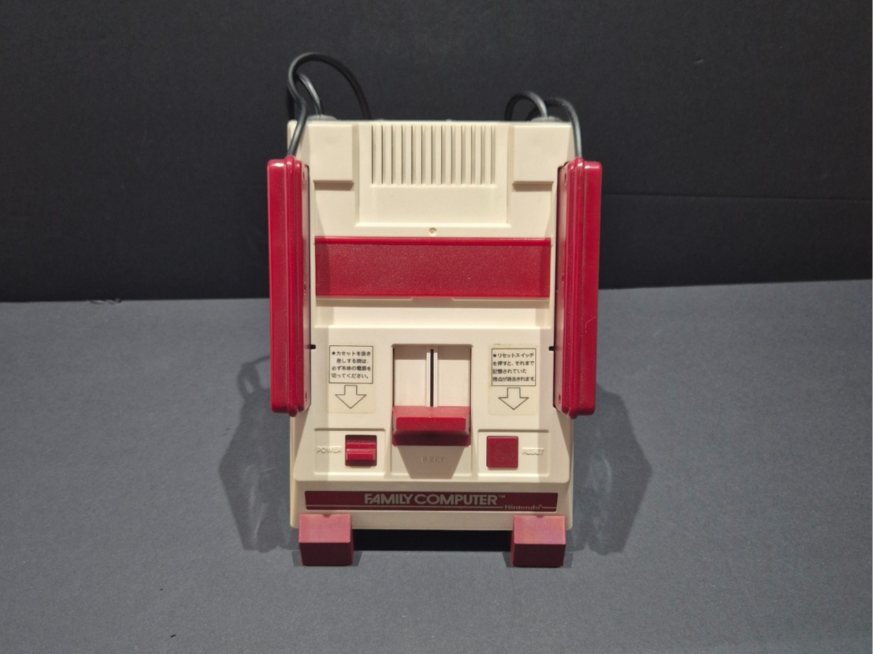 Vertical Famicom Display Stand (Support-Free)