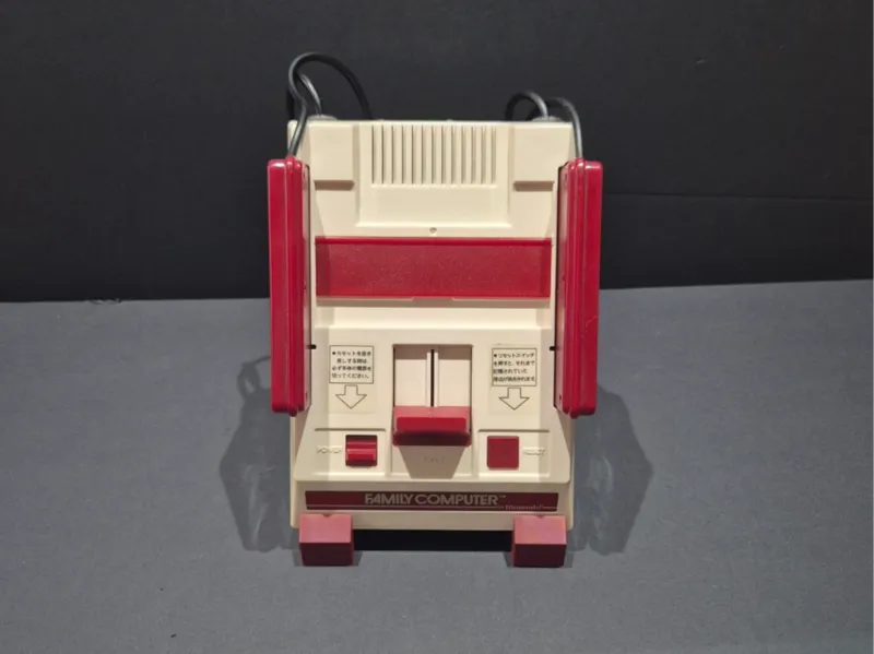 Vertical Famicom Display Stand (Support-Free)