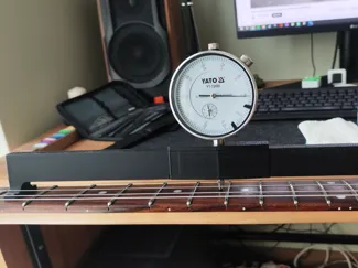 Luthier jig for flat fingerboard in guitar