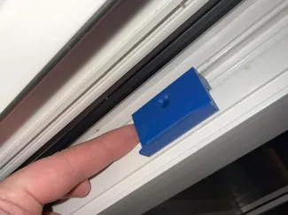 Window seal bracket