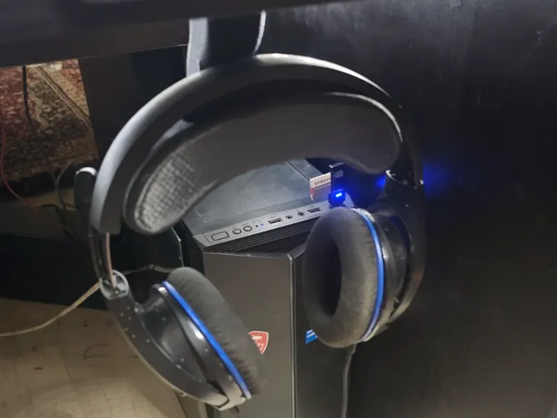Removable Headphone Stand!