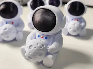 ASTRONAUTA SENTADO COM LUA