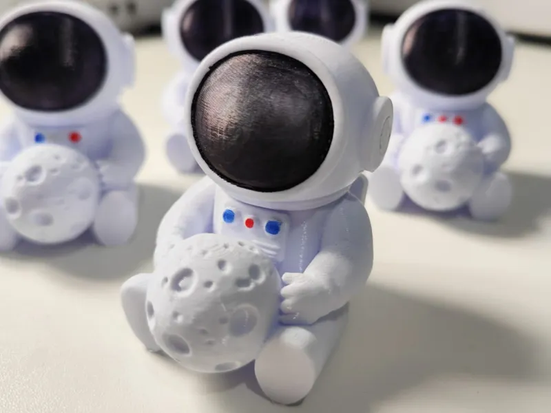 ASTRONAUTA SENTADO COM LUA
