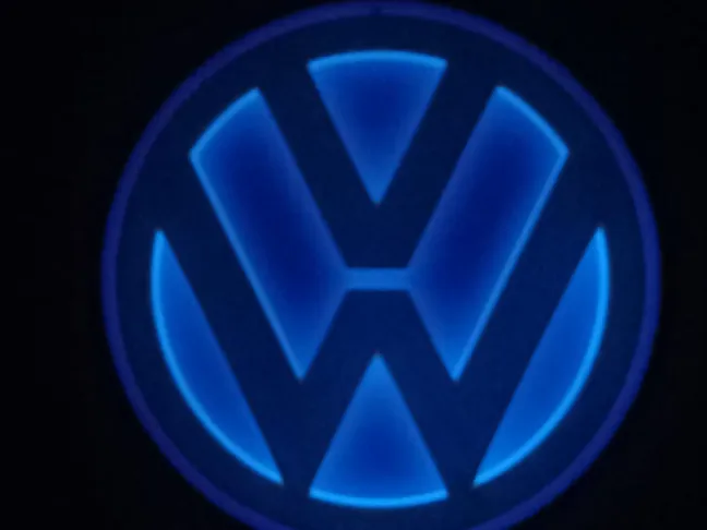 glow in the dark VW-logo