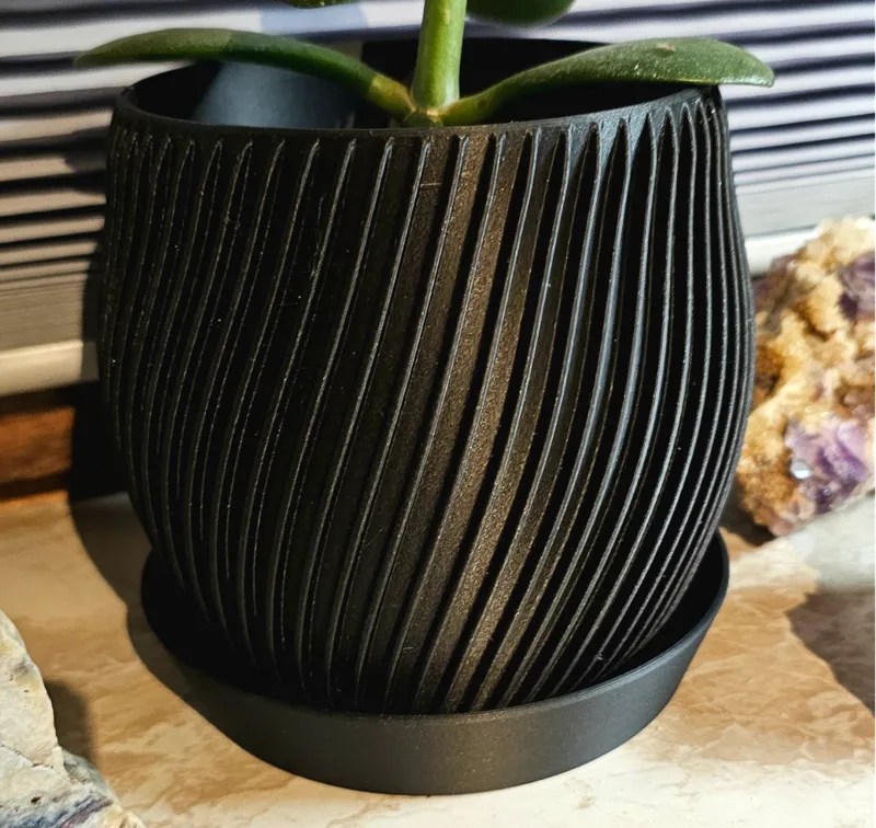 Blumentopf mit Wasserschale