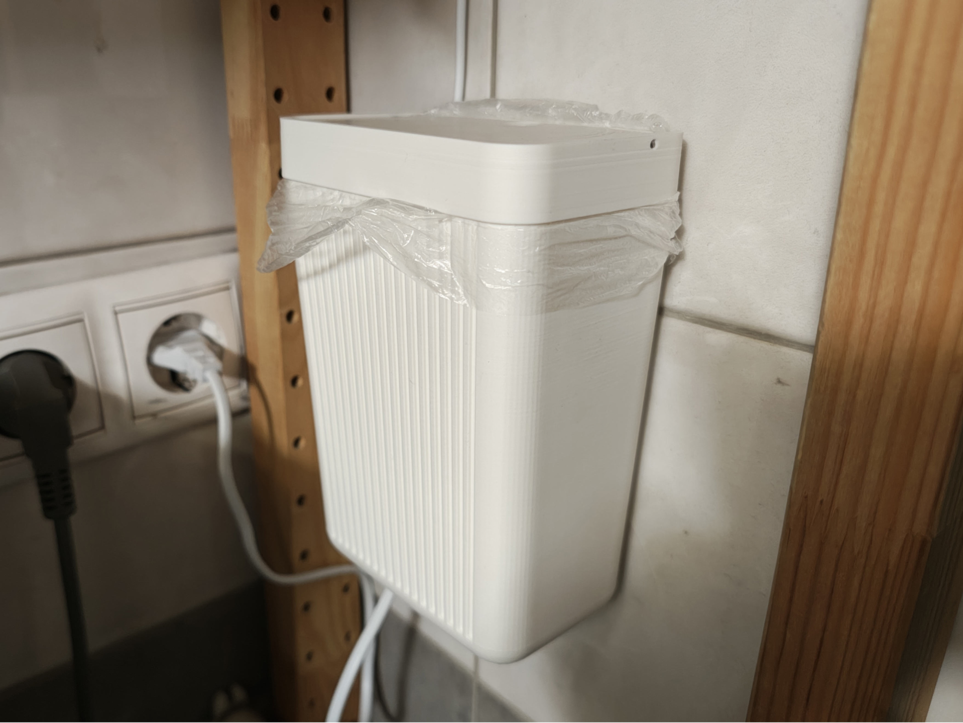 Bathroom trash bin (wall-mounted)