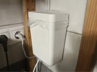 Bathroom trash bin (wall-mounted)