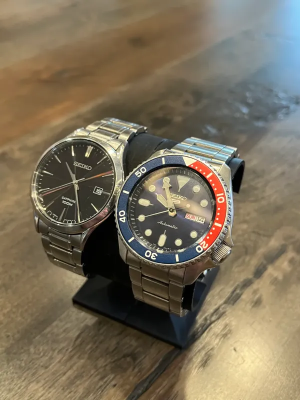 Support minimaliste pour deux montres