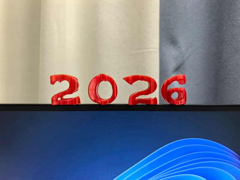 2026马年大吉重叠文字，顶面马年大吉，正面2026，不同角度看到的文字不同