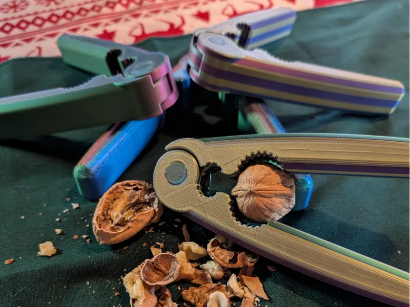 Nut cracker 