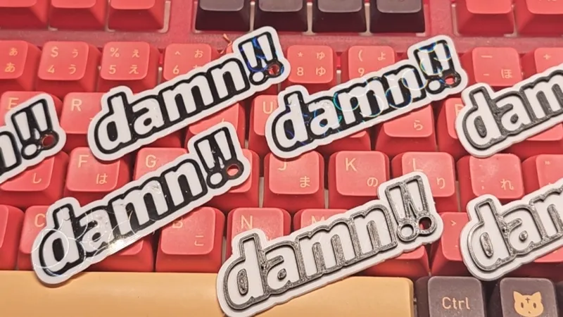 “damn!!” 挂件（‘damn!!’ Pendant）
