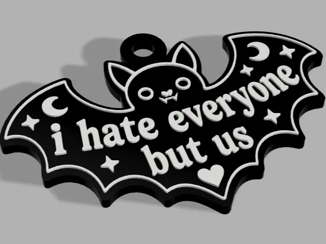 Llavero: I Hate Everyone But Us (Bat Keychain). Referencia del modelo original.
