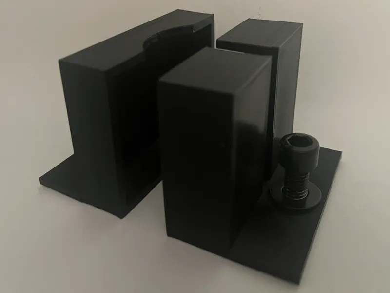 Power strip mount for ALU profile