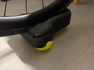 Front wheel raiser for indoor smart trainer 
